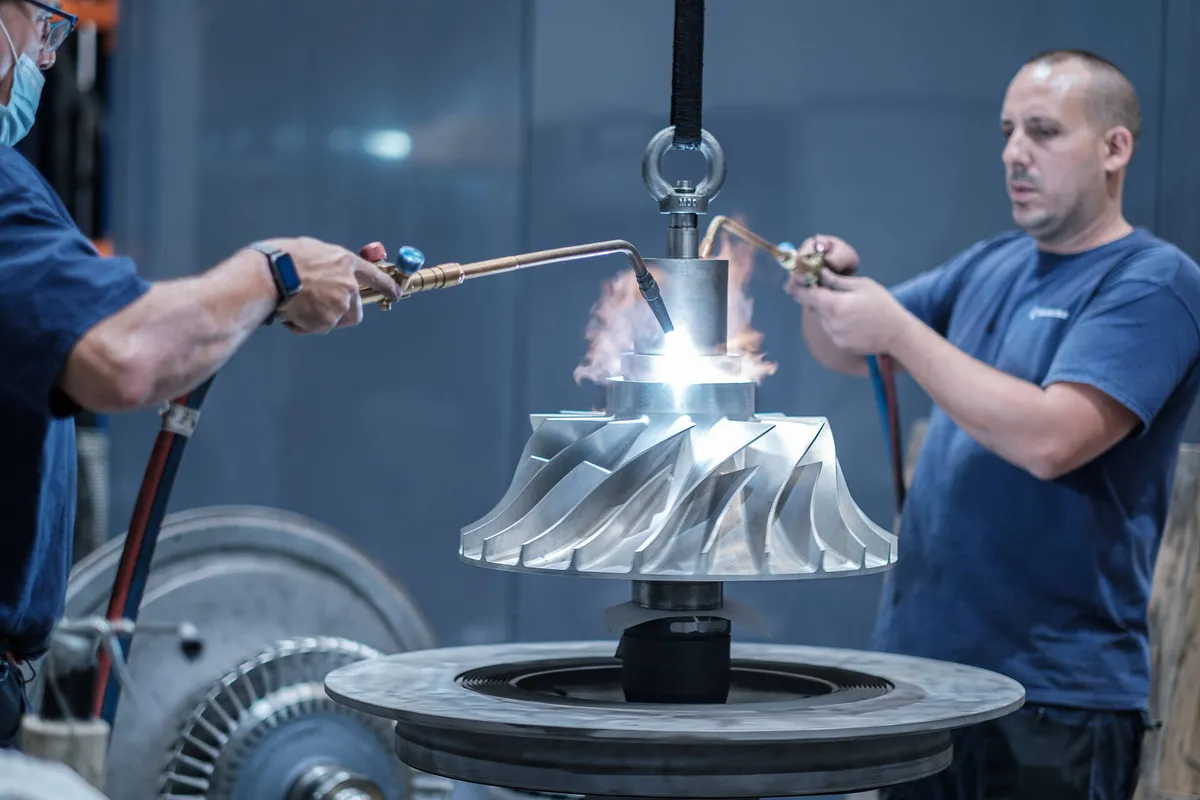 Heating an ABB VTR454 compressor wheel during overhaul