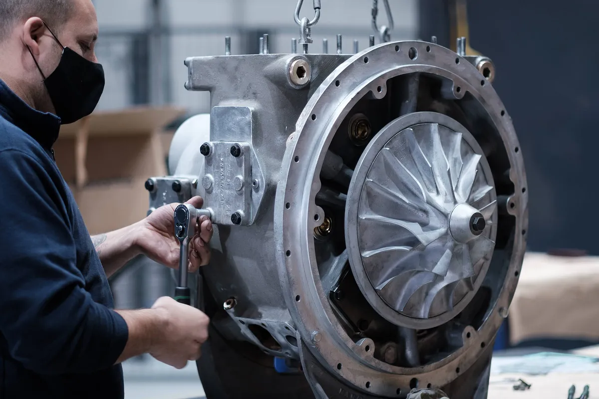 Torquing the compressor cover of an MTU AGL 340 turbocharger