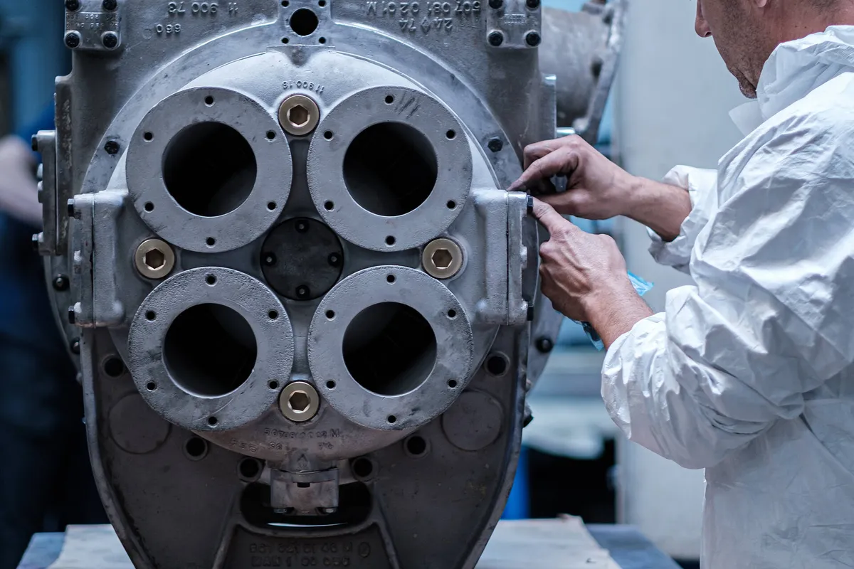 Work on the gas casing of an MTU AGL 340 turbocharger