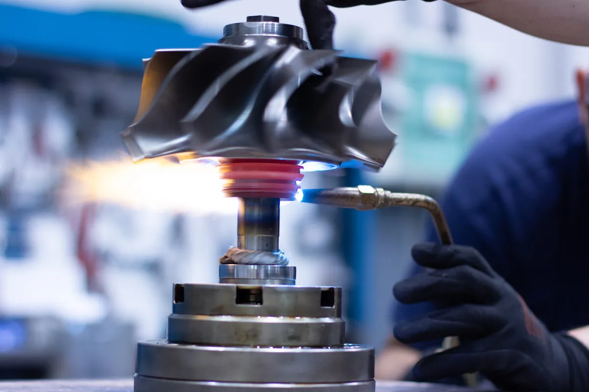 Controlled heating of a turbocharger rotor during disassembly for reconditioning