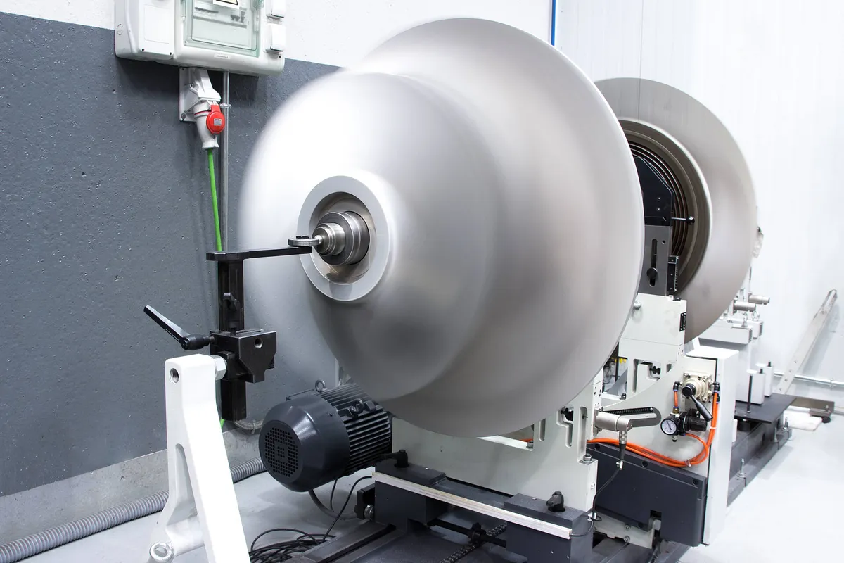 Turbocharger rotor on the dynamic balancing machine