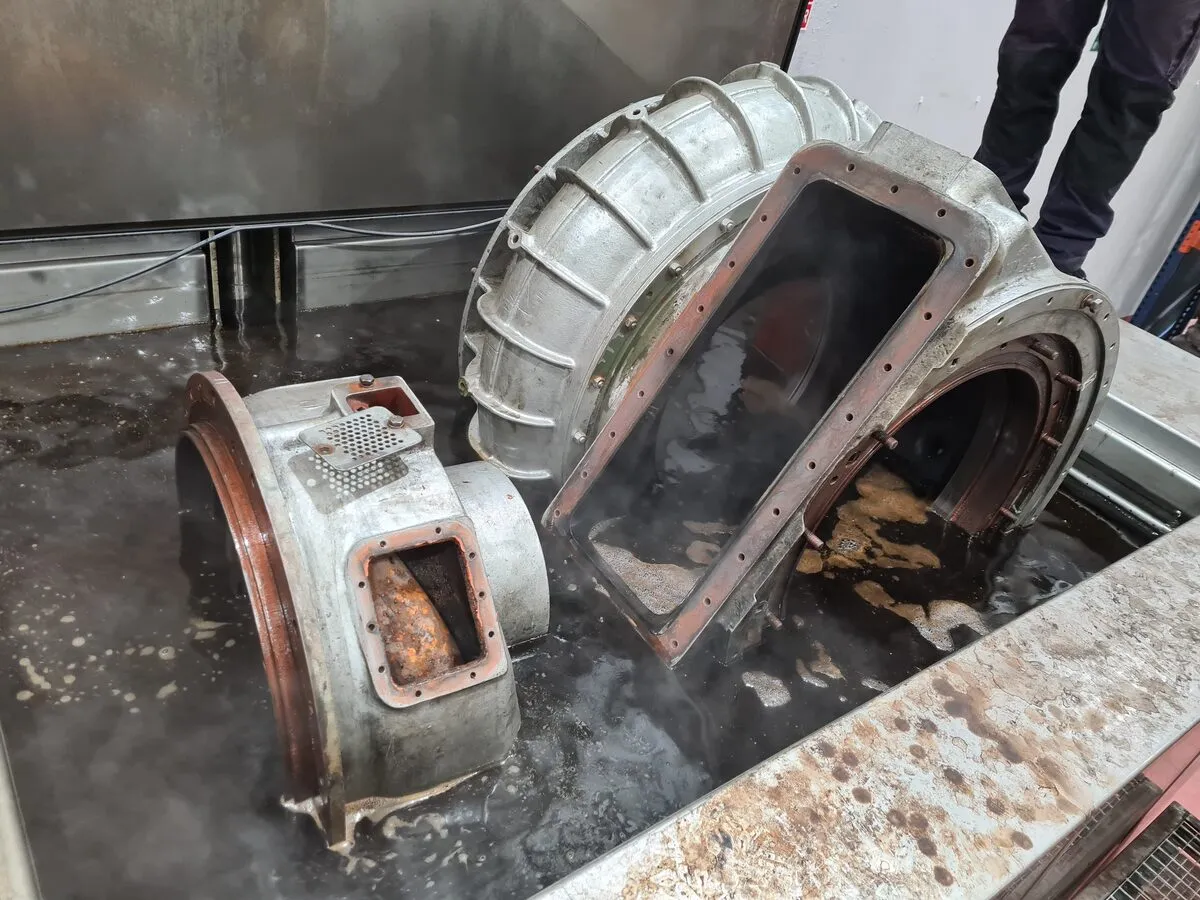 Ultrasonic cleaning tank in the Madrid workshop