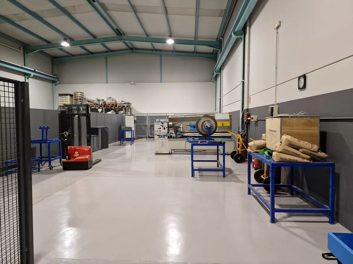 General view of the Algeciras workshop bay, with the lathe and work benches