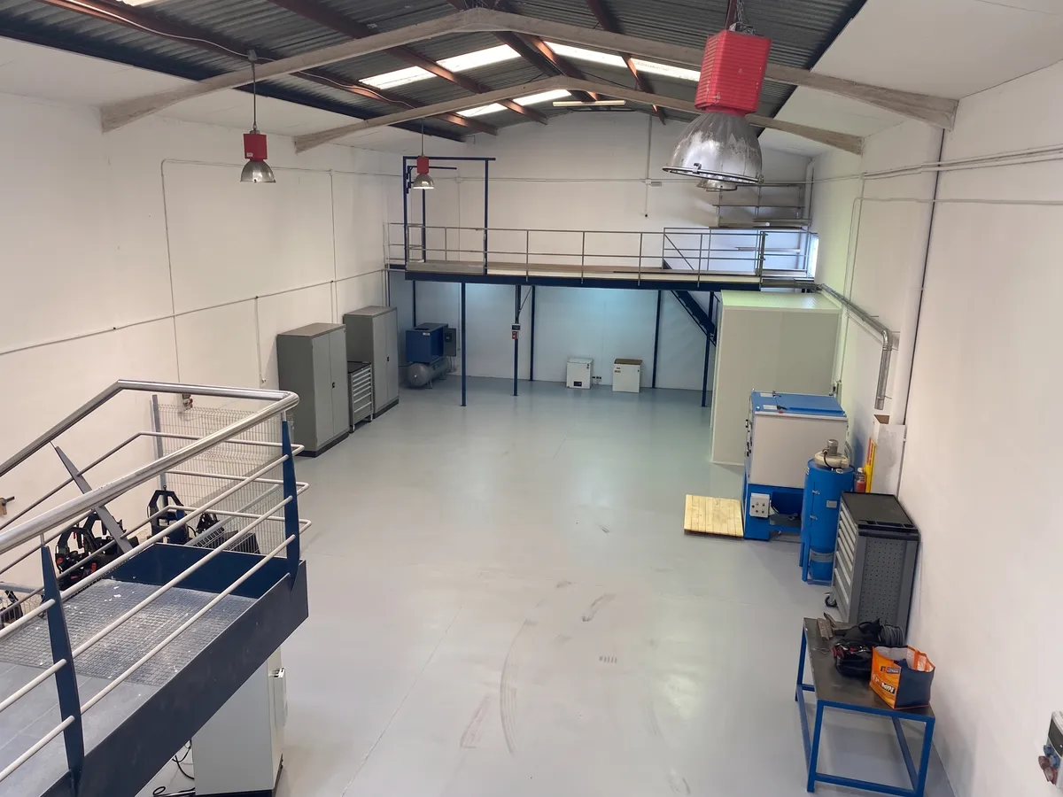 Interior of the Paterna (Valencia) turbocharger workshop, with the mezzanine and the bay floor