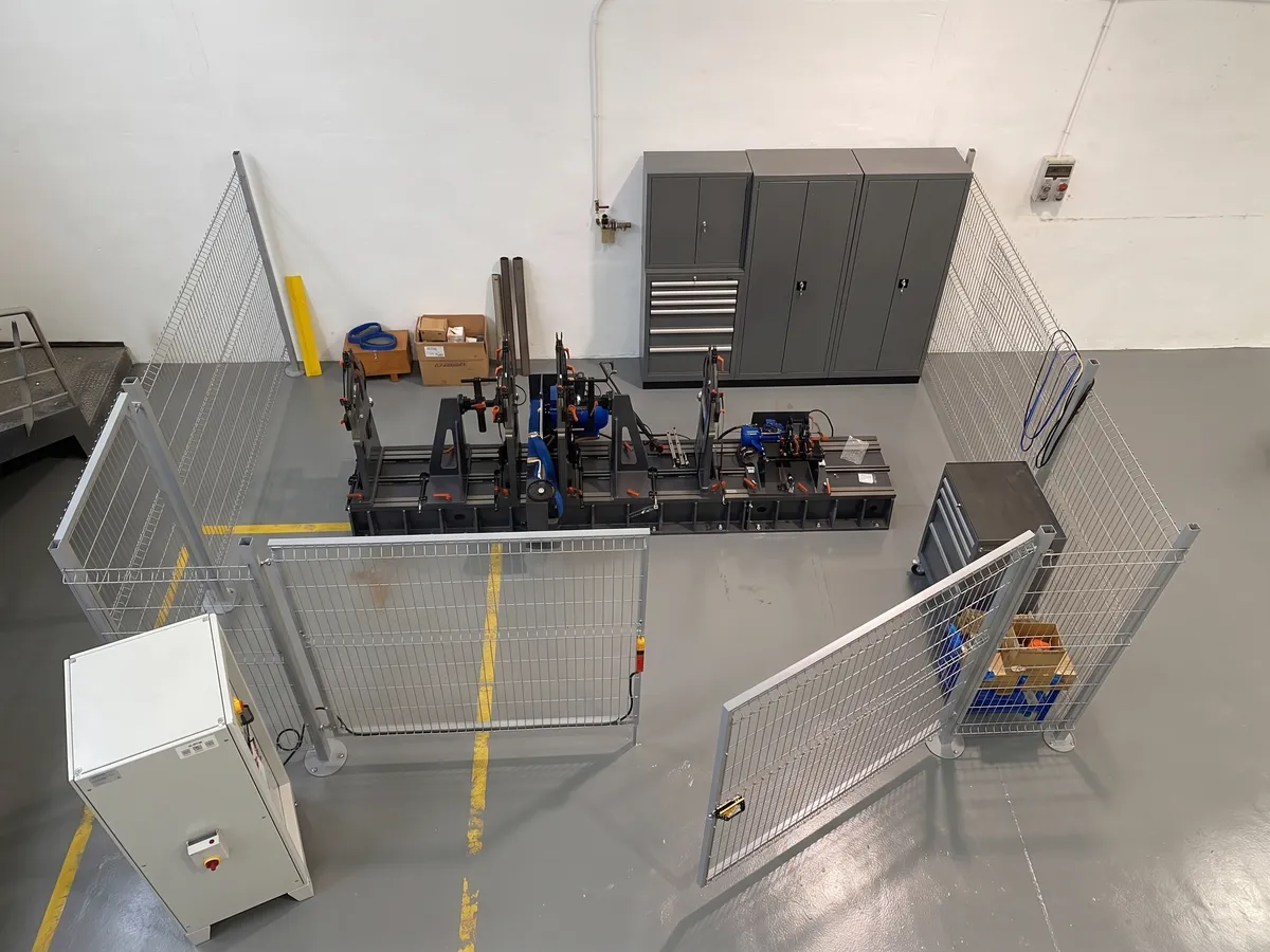 Balancing machine inside its safety enclosure at the Paterna (Valencia) workshop