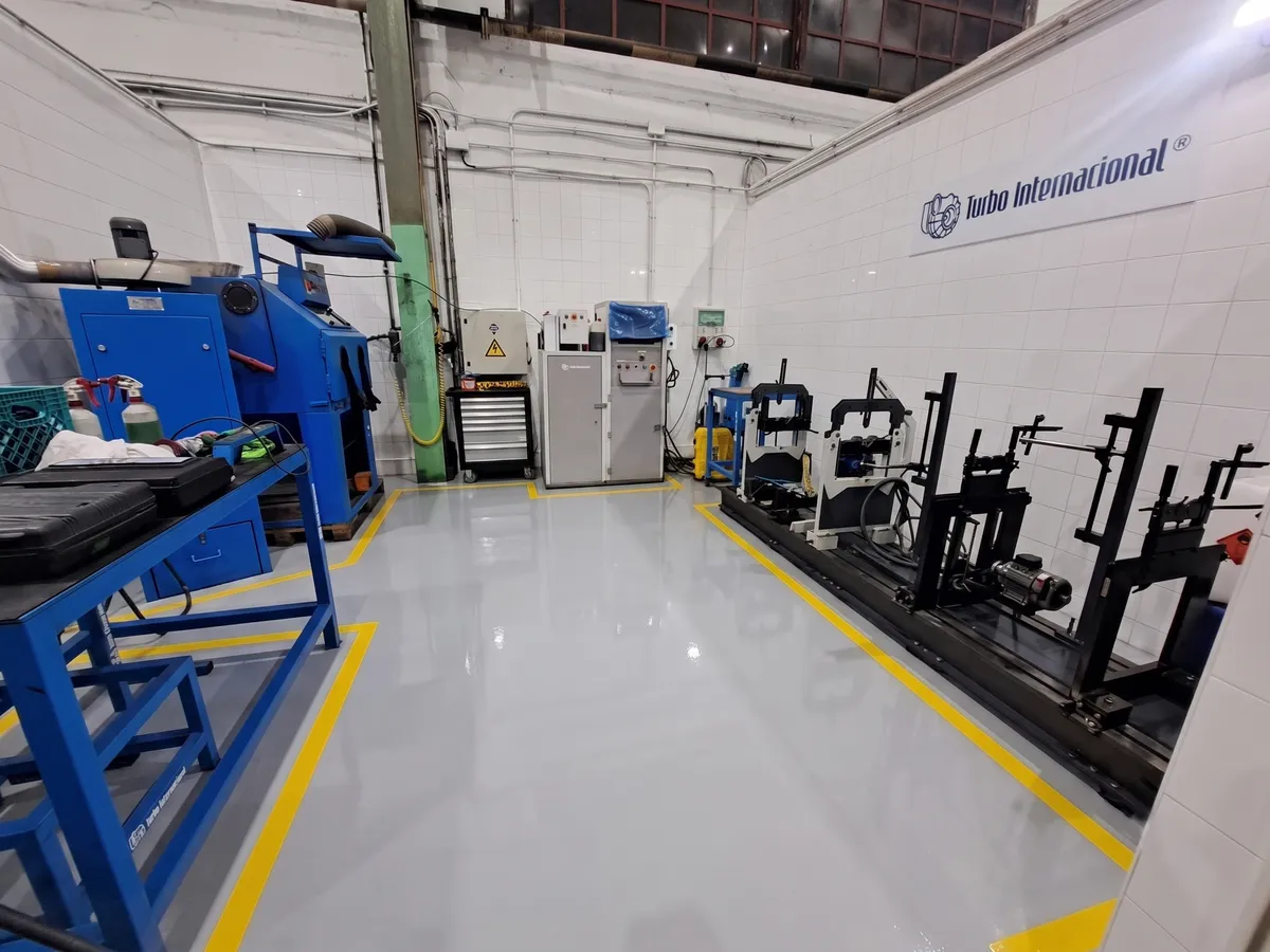 Workshop bay at the El Astillero (Santander) service station, with the blasting cabinet and the balancing machine