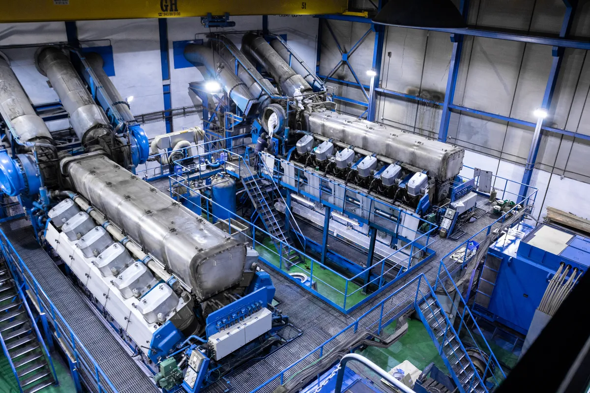 Medium-speed engine gensets in a power plant engine hall
