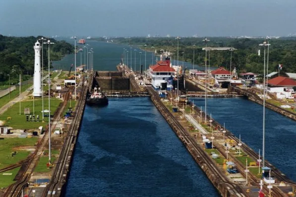 How does the Panama Canal work?